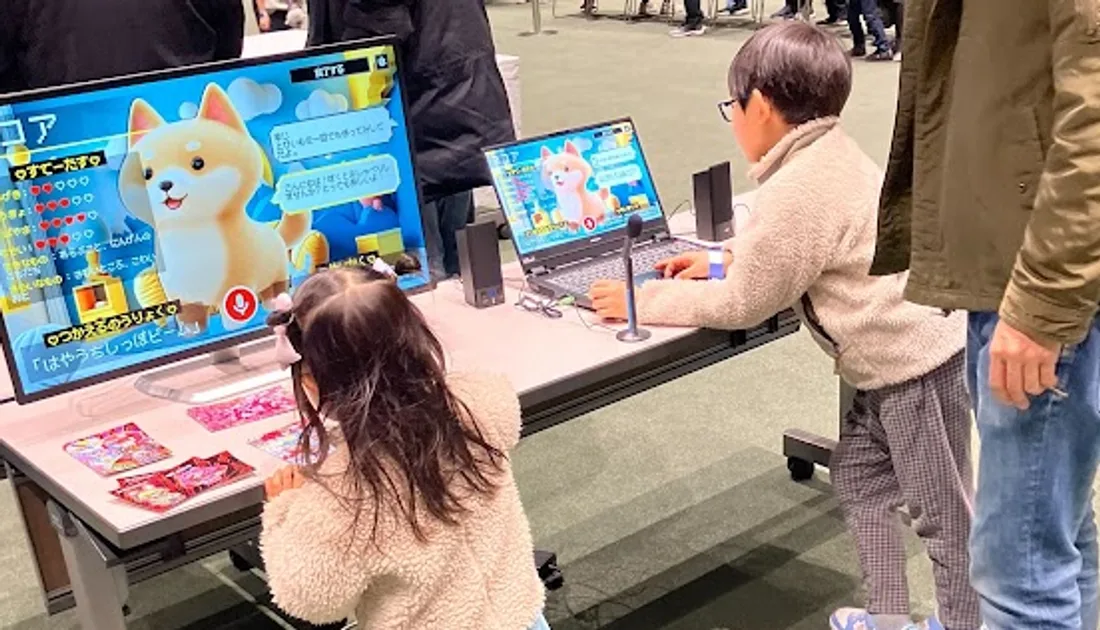 展示ブースで画面のキャラクターに話しかける子ども